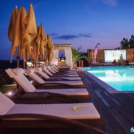 Crazy Pool Villa